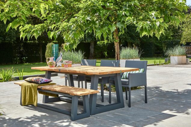 SUNS Antas diningset met Ovada tafel en bank 220 cm