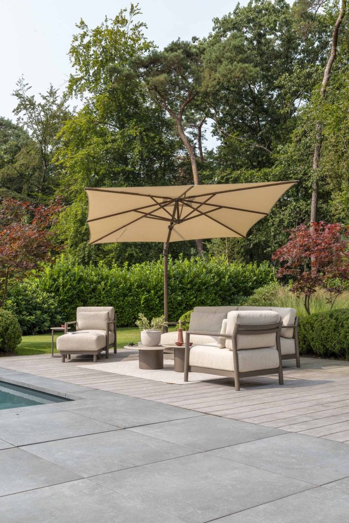 4 Seasons Outdoor Capresi loungeset terre met Sofie tafels en Siesta Premium parasol met Wengé frame