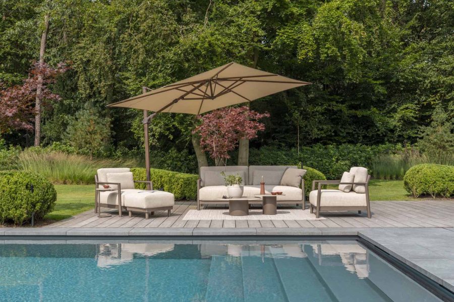 4 Seasons Outdoor Capresi loungeset terre met Sofie tafels en Siesta Premium parasol met Wengé frame