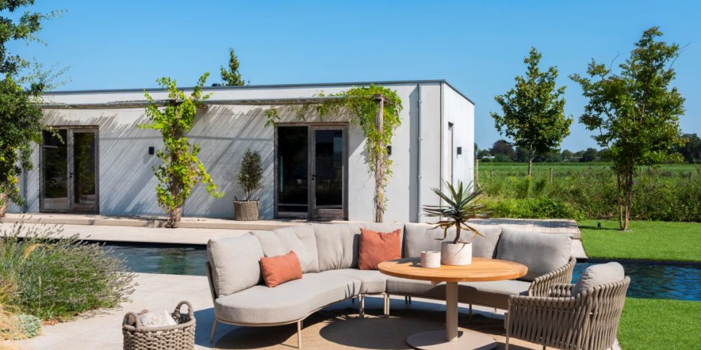 Cominomodulair corner with Saba low dining table and low dining chair outdoor Wat is het verschil tussen een tuinset en een loungeset (en wat past bij uw tuin)? 4 Seasons Outdoor Comino hoek loungebank met Saba low dining tuintafel latte met teak blad Ø 130 cm en Comino low dining chair