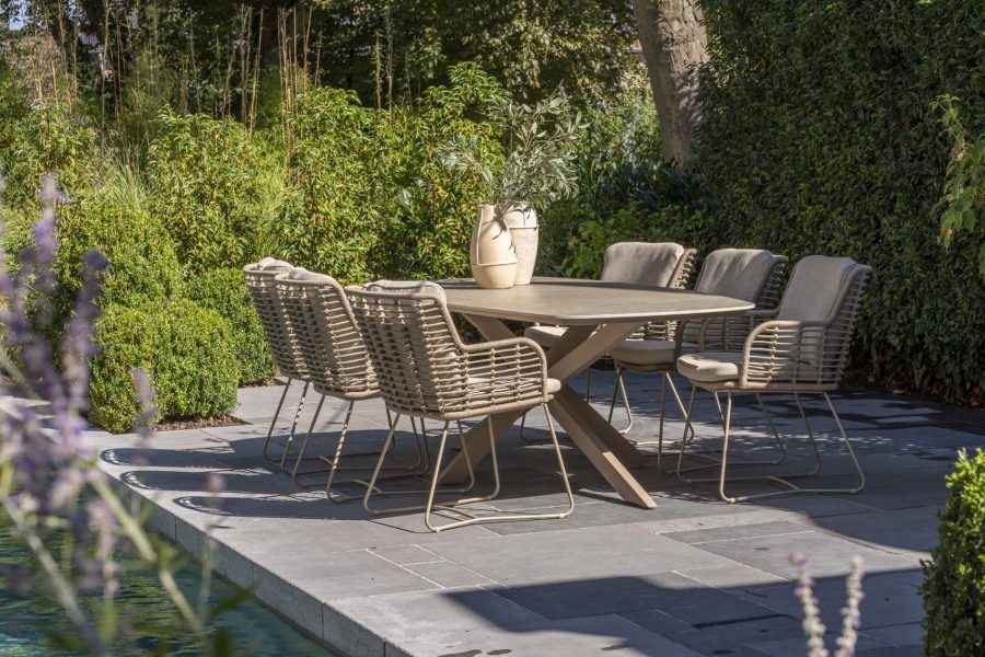 4 Seasons Outdoor Fabrice dining set latte met Prado Barrel tafel met keramisch blad 240 x 110 cm