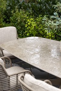 Fabrice dining set Latte with Prado table raining detail 01 Wat zijn de voor- en nadelen van tuinmeubelmaterialen in mooi en slecht weer? 4 Seasons Outdoor Fabrice dining set latte met Prado Barrel tafel met keramisch blad 240 x 110 cm - detail