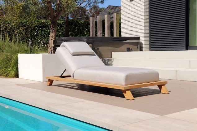 Flow Lumosa daybed Graumel chalk met teakhouten frame