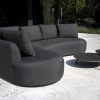 Flow Cava loungebank Sooty met Vaya loungetafels Ø 65 cm en Ø 80 cm