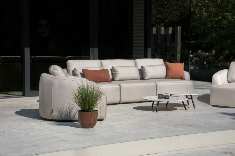 Flow Yavi Sofaset XL graumel chalk met RVS Vaya tafels met keramische tafelbladen Ø 65 cm en Ø 80 cm