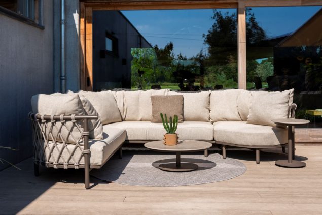 4 Seasons Outdoor Ezra hoek loungebank terre met love island en 2 Boaz tafels