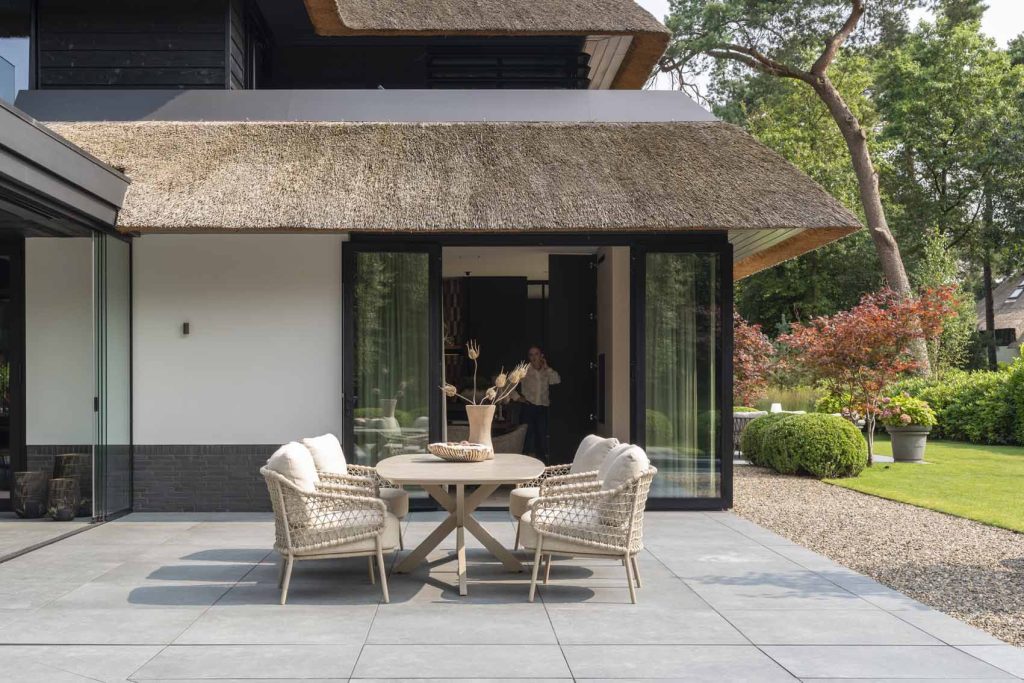 4 Seasons Outdoor Sardinia low dining set latte met Nevada tafel met keramisch blad in barrelvorm 250 x 105 cm