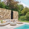 Suns Aspen halfronde hoekbank teak met extra kussens en loungetafels - mood