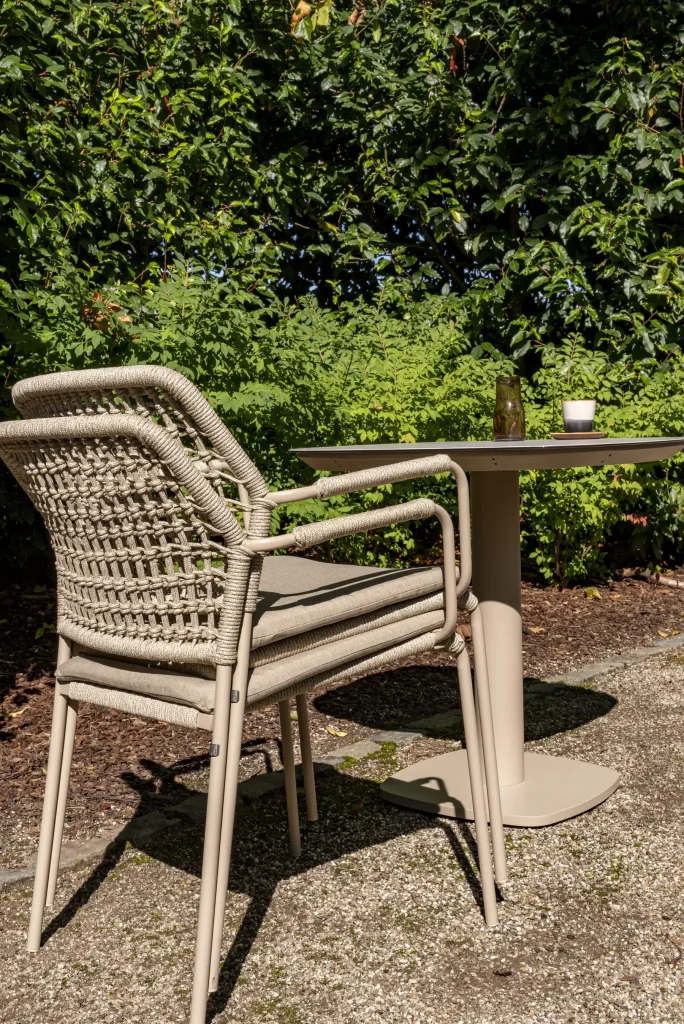 Taste by 4 Seasons Barista stapelbare tuinstoelen latte met Manolo tafel met geprint keramisch blad 75 x 75 cm