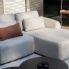 Flow Yavi Chaise loungebank Graumel chalk Links met Vaya tafels - detail
