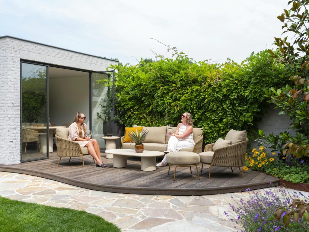 4 Seasons Outdoor Molina loungeset amber met Hampton tafels