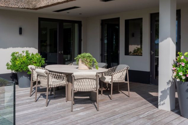 4 Seasons Outdoor Allora tuinset terre met Arizona tafel met kiezelvormig blad 240 cm