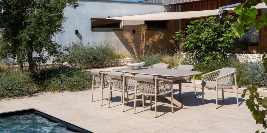 4 Seasons Outdoor Allora tuinset latte met Prado tafel met keramisch blad in barrelvorm 240 x 105 cm