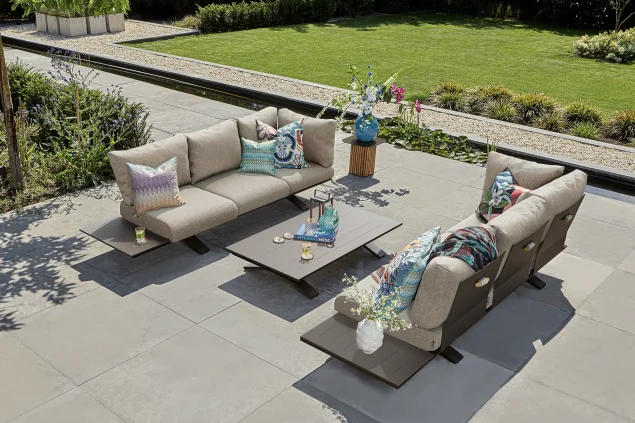 Suns Stockholm loungeset Ibiza style met bronze frame en Pebble desert bouclé kussens